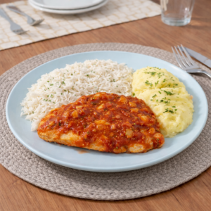 Parmegiana de frango, com arroz branco e purê de batata