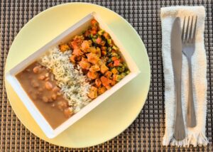 Cubos de frango, mix de legumes, arroz branco e feijão da Dona Nice