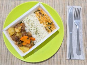 Carne de panela com batata e cenoura, farofinha panco do chefe e arroz branco