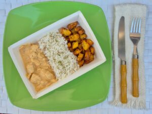 Estrogonofe de frango, batata rústica e arroz branco