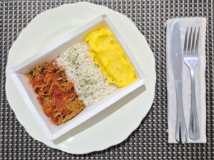 Carne desfiada, purê de mandioquinha e arroz branco
