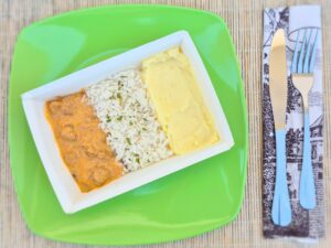 RS 06 – Estrogonofe de carne, arroz branco e purê de batata