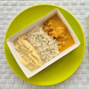 Estrogonofe de frango, purê de batata e arroz branco