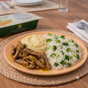 Filé mignon suíno ao molho de maracujá , purê de mandioca e arroz com brócolis