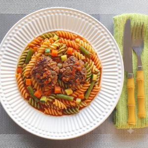 Fusilli tricolor ao sugo com legumes e almôndegas de carne da Dona Miriam