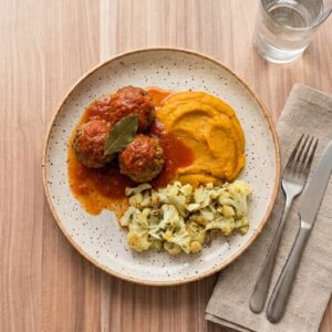 Almondegas de carne ao molho sugo, purê de abóbora cabotiá e couve-flor assada