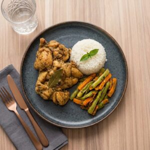 Sobrecoxa assada, arroz branco e mix de legumes